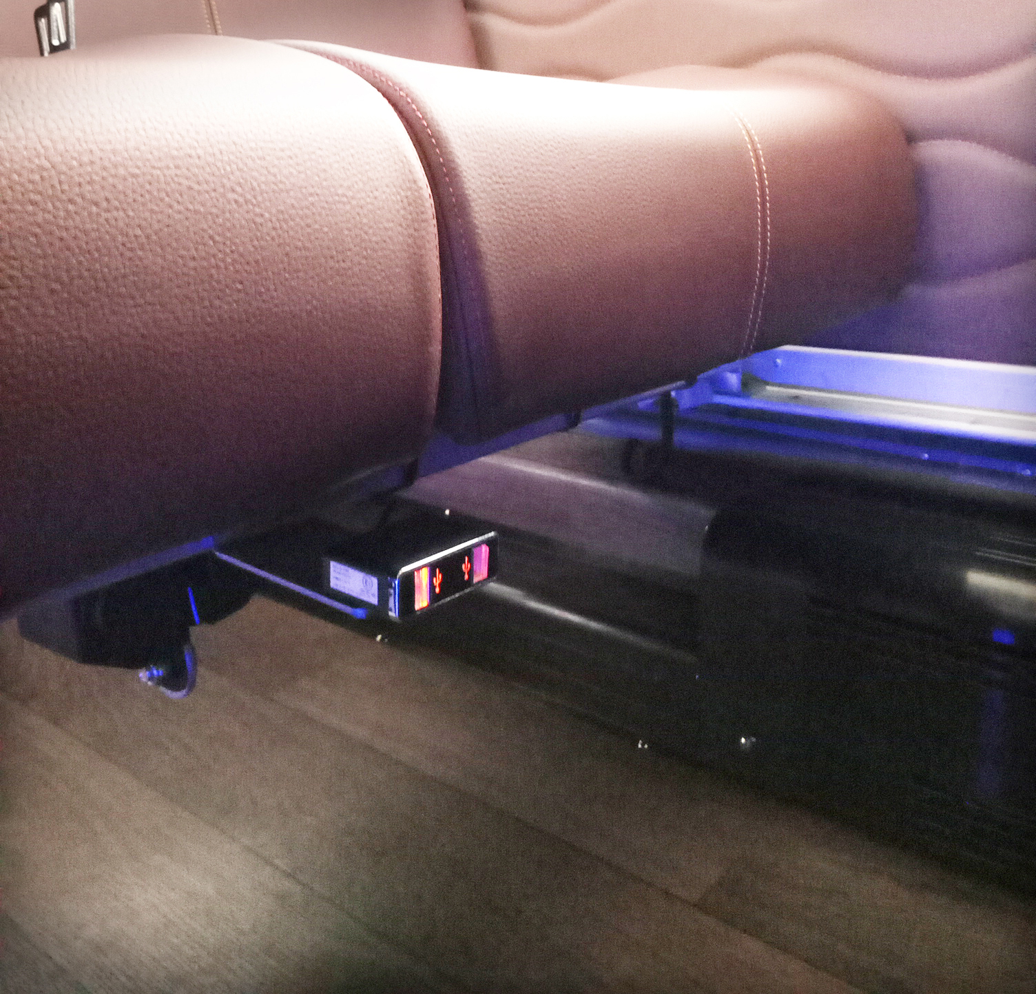 座椅下(xià)方充電(diàn)器(qì)-1